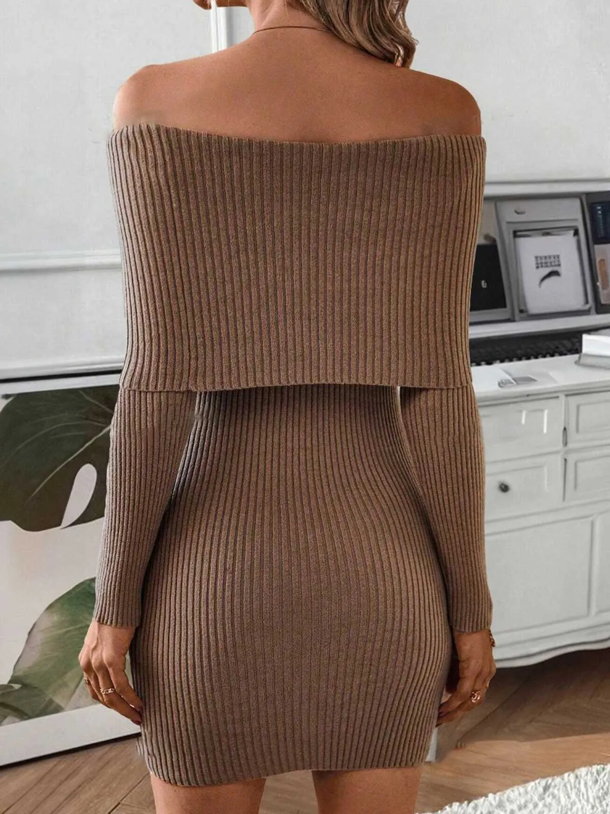 1970s Solid Off-Shoulder Ribbed Knit Dress