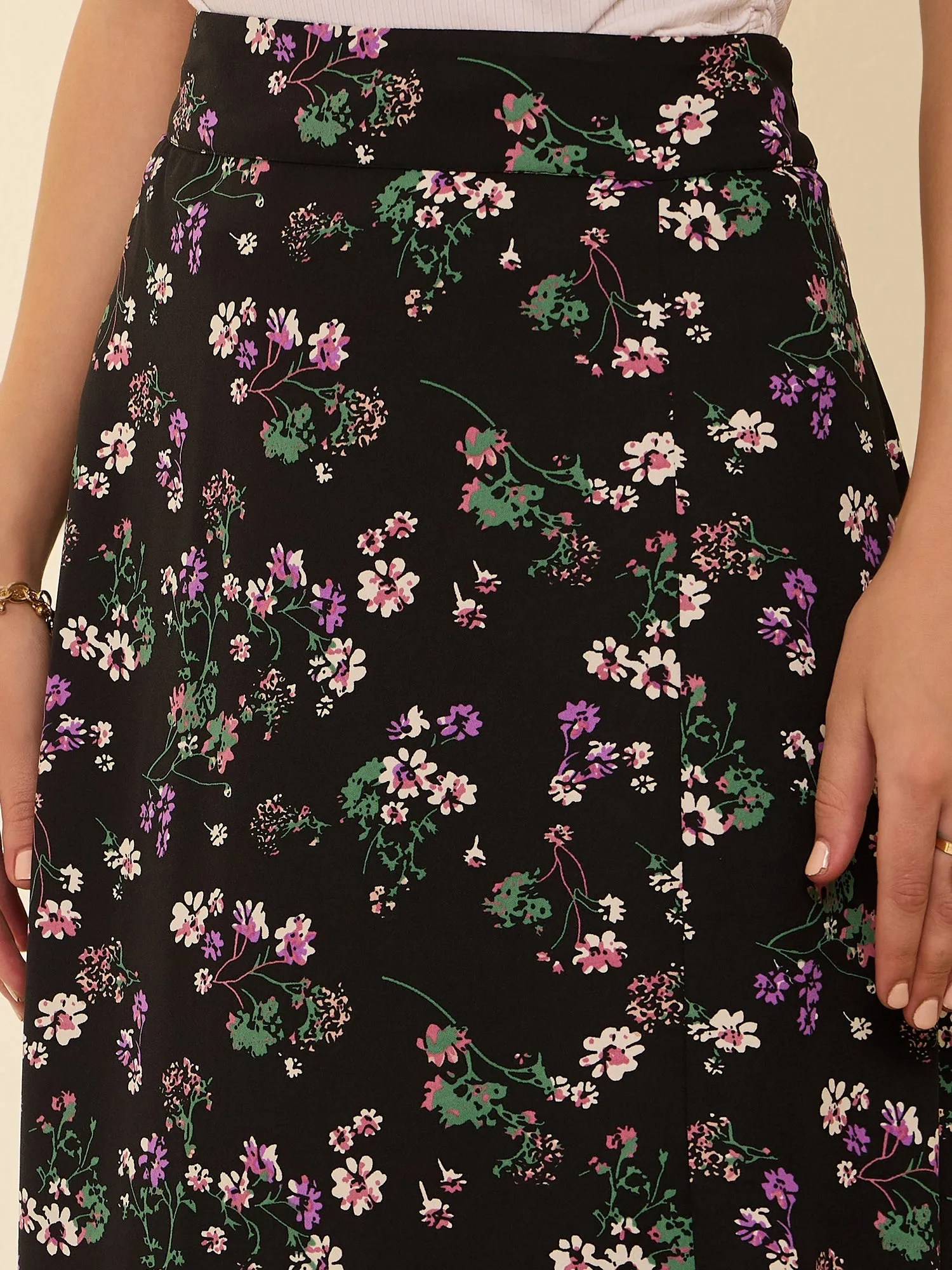 Berrylush Women Black Floral Print High-Rise A-line Maxi Skirt